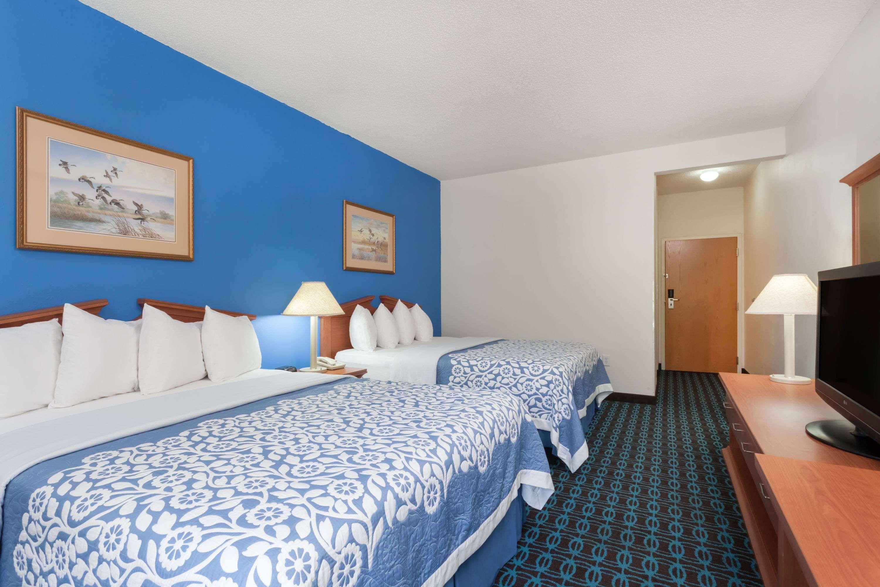 Days Inn & Suites By Wyndham Cambridge Exterior photo