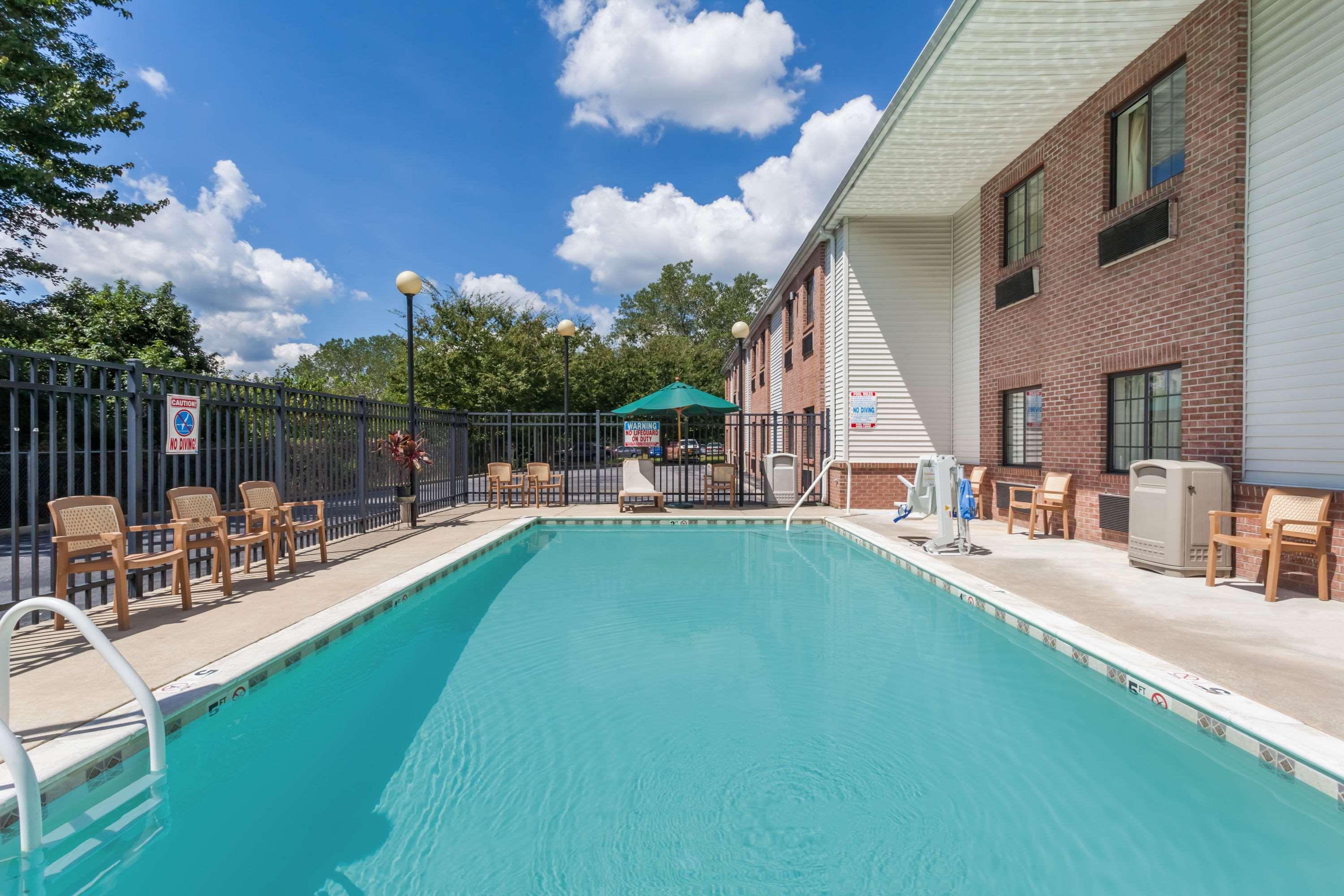 Days Inn & Suites By Wyndham Cambridge Exterior photo