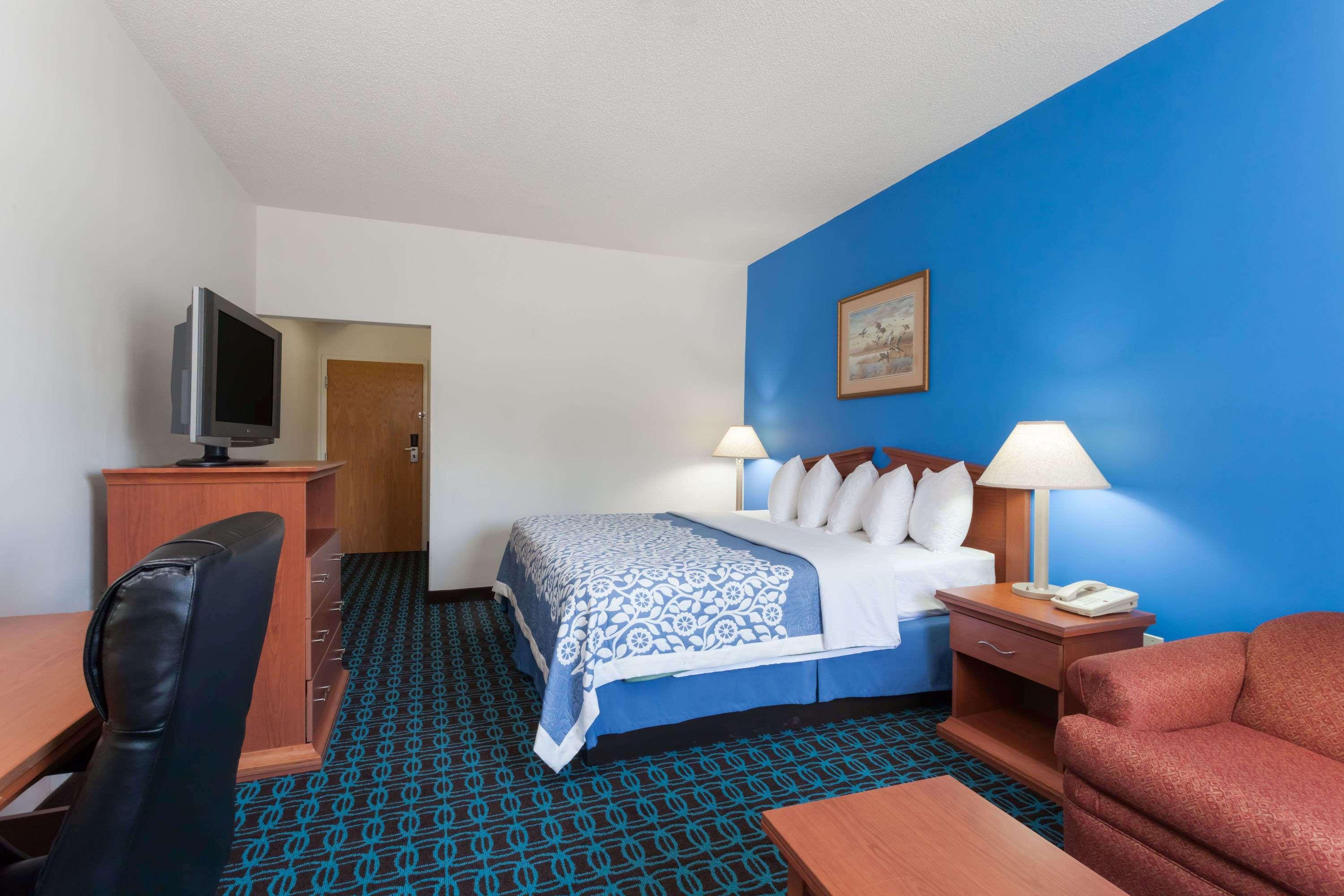 Days Inn & Suites By Wyndham Cambridge Exterior photo