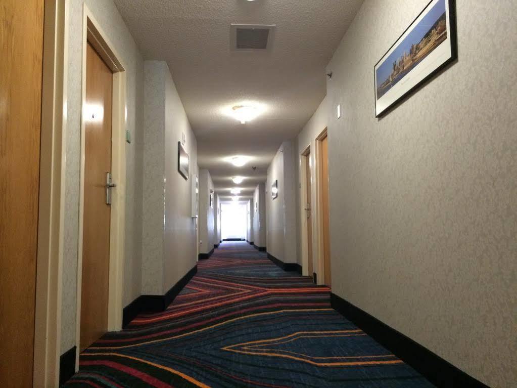 Days Inn & Suites By Wyndham Cambridge Exterior photo