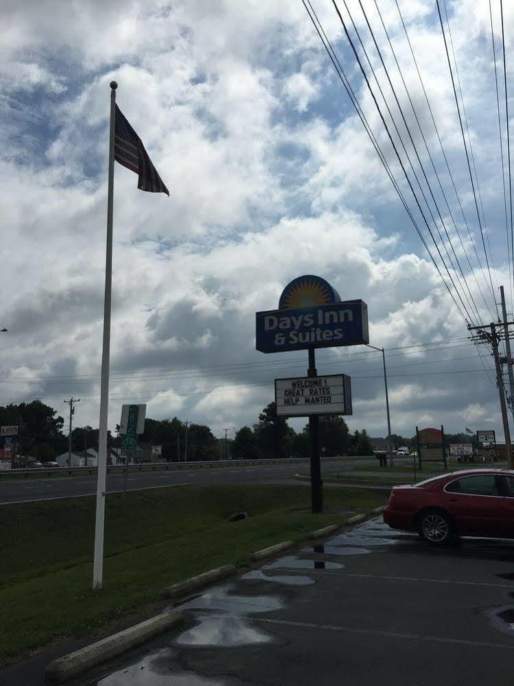 Days Inn & Suites By Wyndham Cambridge Exterior photo