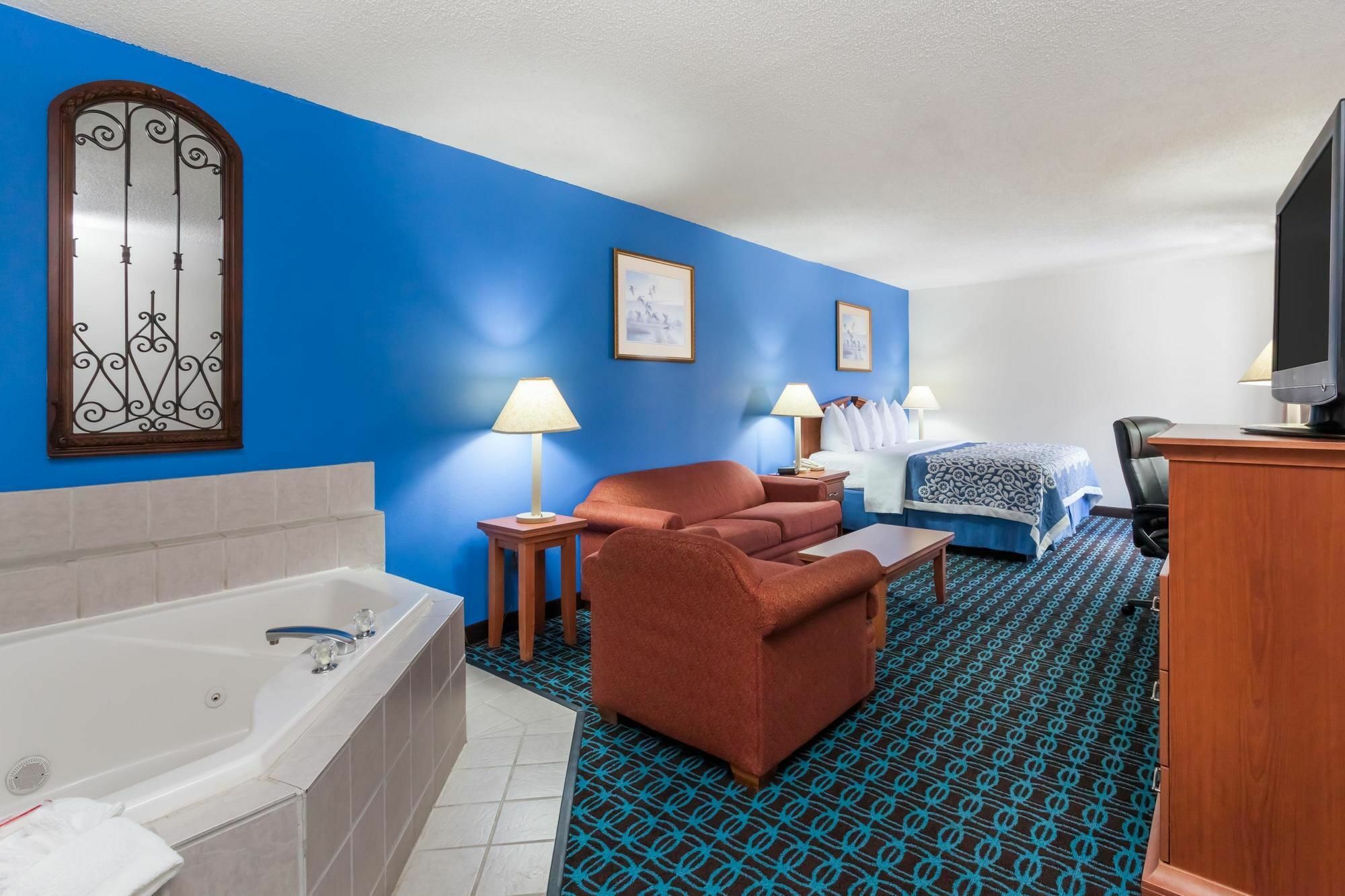 Days Inn & Suites By Wyndham Cambridge Exterior photo