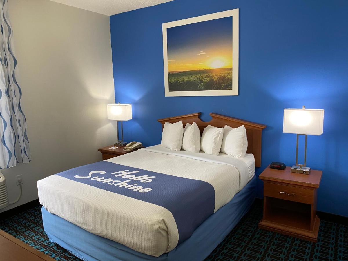 Days Inn & Suites By Wyndham Cambridge Exterior photo